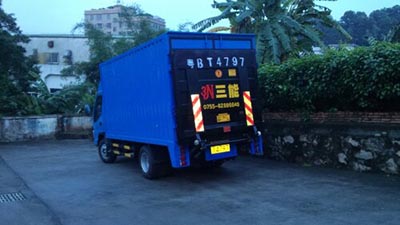 帶尾板的廂式貨車，運(yùn)輸利器，安全無(wú)憂